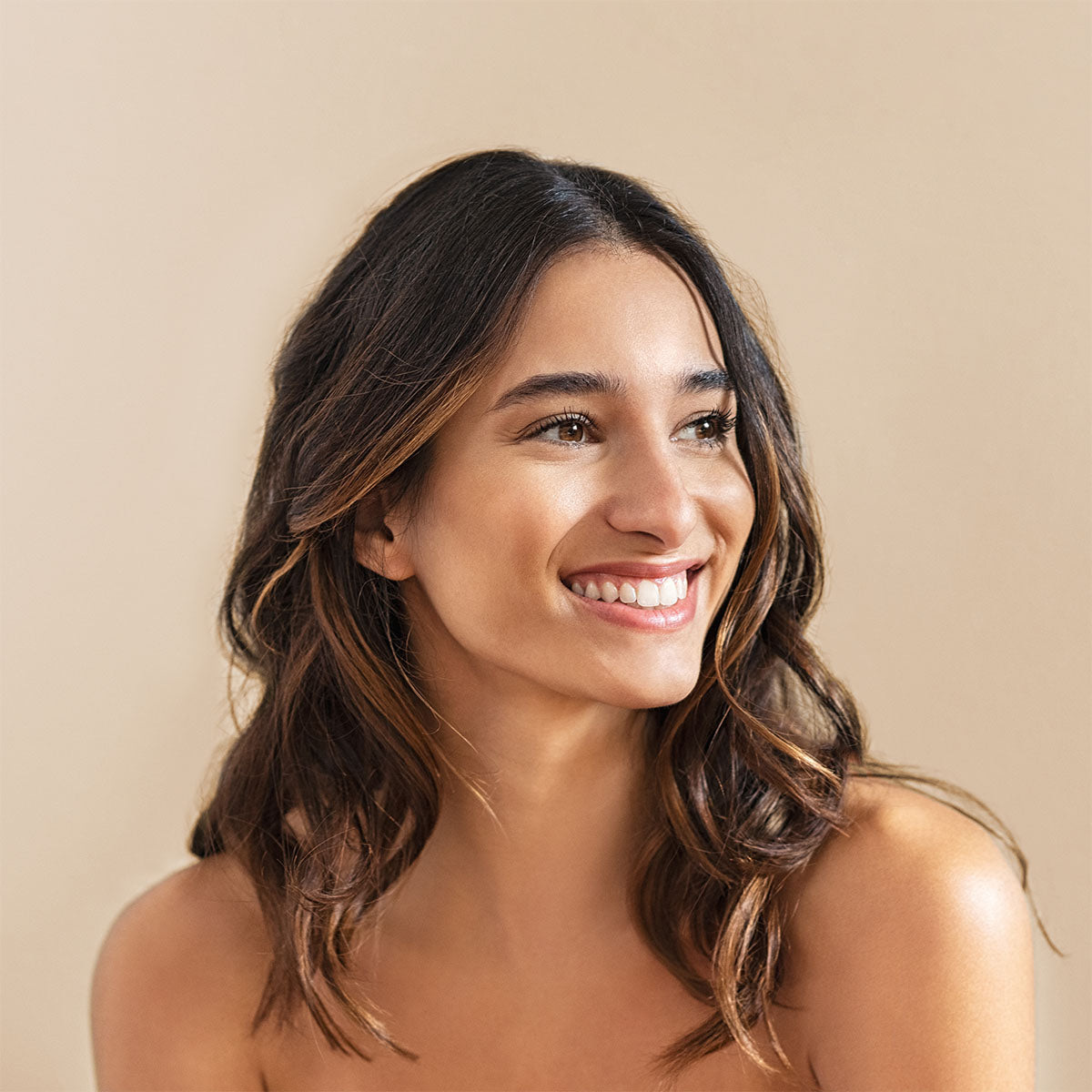 Geheimratsecken bei Frauen: Ursache & Behandlung